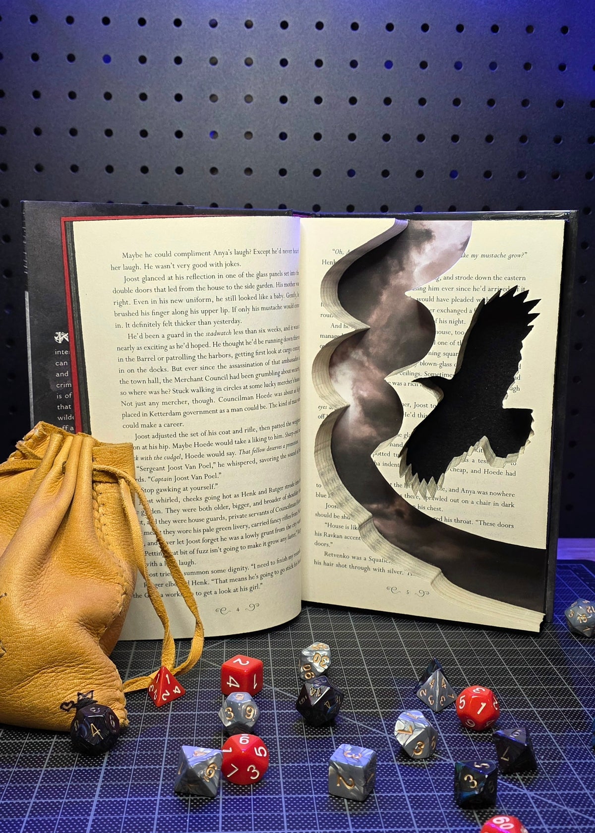 Book Dice Tower - Six of Crows with Dice Tray