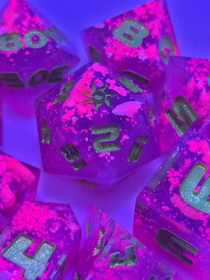 Defrosting Neon | 9-Piece Petri Dice Set